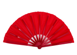 Rød gymnastikvifte. Oplev elegance og effekt på opvisningsgulvet med vores gymnastikvifte. Denne vifte fås i flere forskellige farver, så du kan vælge den, der passer bedst til din stil og optræden. Når viften er udslået, måler den imponerende 60 cm 