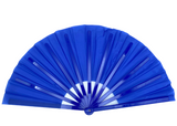 Blå gymnastikvifte. Oplev elegance og effekt på opvisningsgulvet med vores gymnastikvifte. Denne vifte fås i flere forskellige farver, så du kan vælge den, der passer bedst til din stil og optræden. Når viften er udslået, måler den imponerende 60 cm 