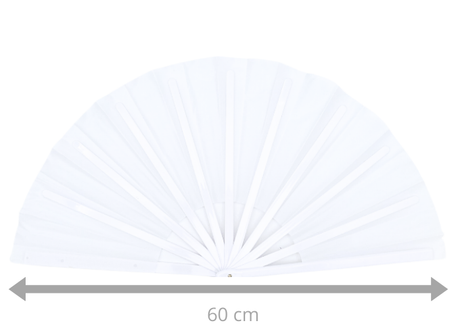 Hvid gymnastikvifte. Oplev elegance og effekt på opvisningsgulvet med vores gymnastikvifte. Denne vifte fås i flere forskellige farver, så du kan vælge den, der passer bedst til din stil og optræden. Når viften er udslået, måler den imponerende 60 cm