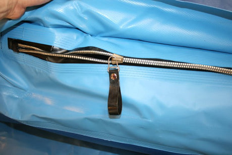 Close up af den kraftige kvalitets lynlås som er udviklet til de professionelle dykkerdragter - 100% lufttæt. Lynlåsen gør det meget hurtigt at fylde banen med luft med fyldeblæser og at tømme banen for luft på under 2 minutter. Andre produkter uden 